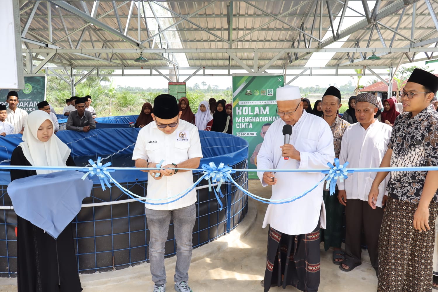 Bang Jay Resmikan Bioflok Bahari Almuda dan Salurkan Bantuan Sembako di Pondok Pesantren Al-Muhajirin Darussalam