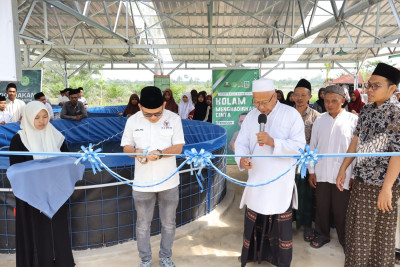 Bang Jay Resmikan Bioflok Bahari Almuda dan Salurkan Bantuan Sembako di Pondok Pesantren Al-Muhajirin Darussalam